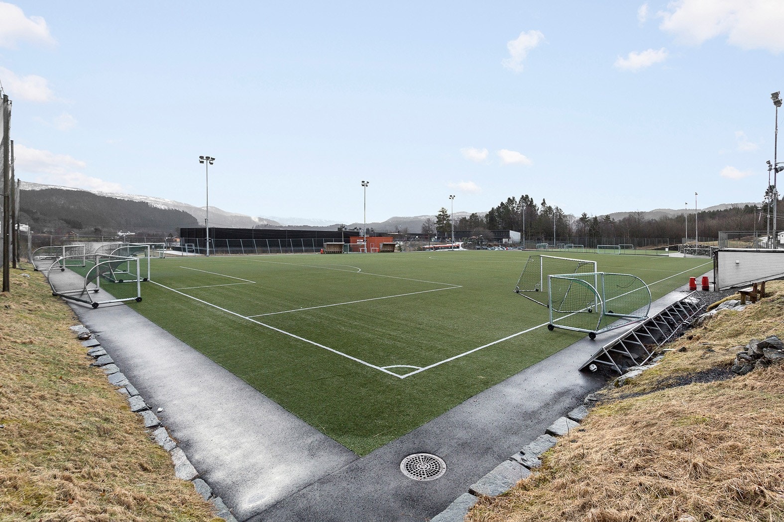 Det flotte området rundt Kaland skole er et populært tilholdssted for store og små Galleribilde