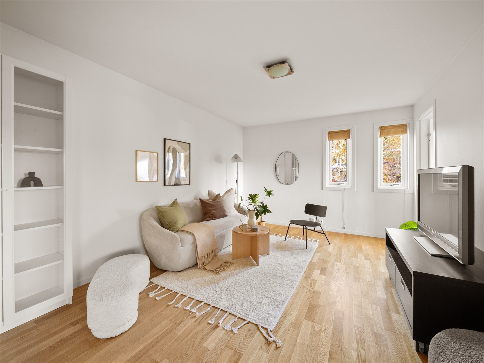 Hyggelig TV-stue som gir ekstra boltreplass for både store og små, og fungerer godt som et eget rom for avslapning, lek eller TV-titting. Galleribilde