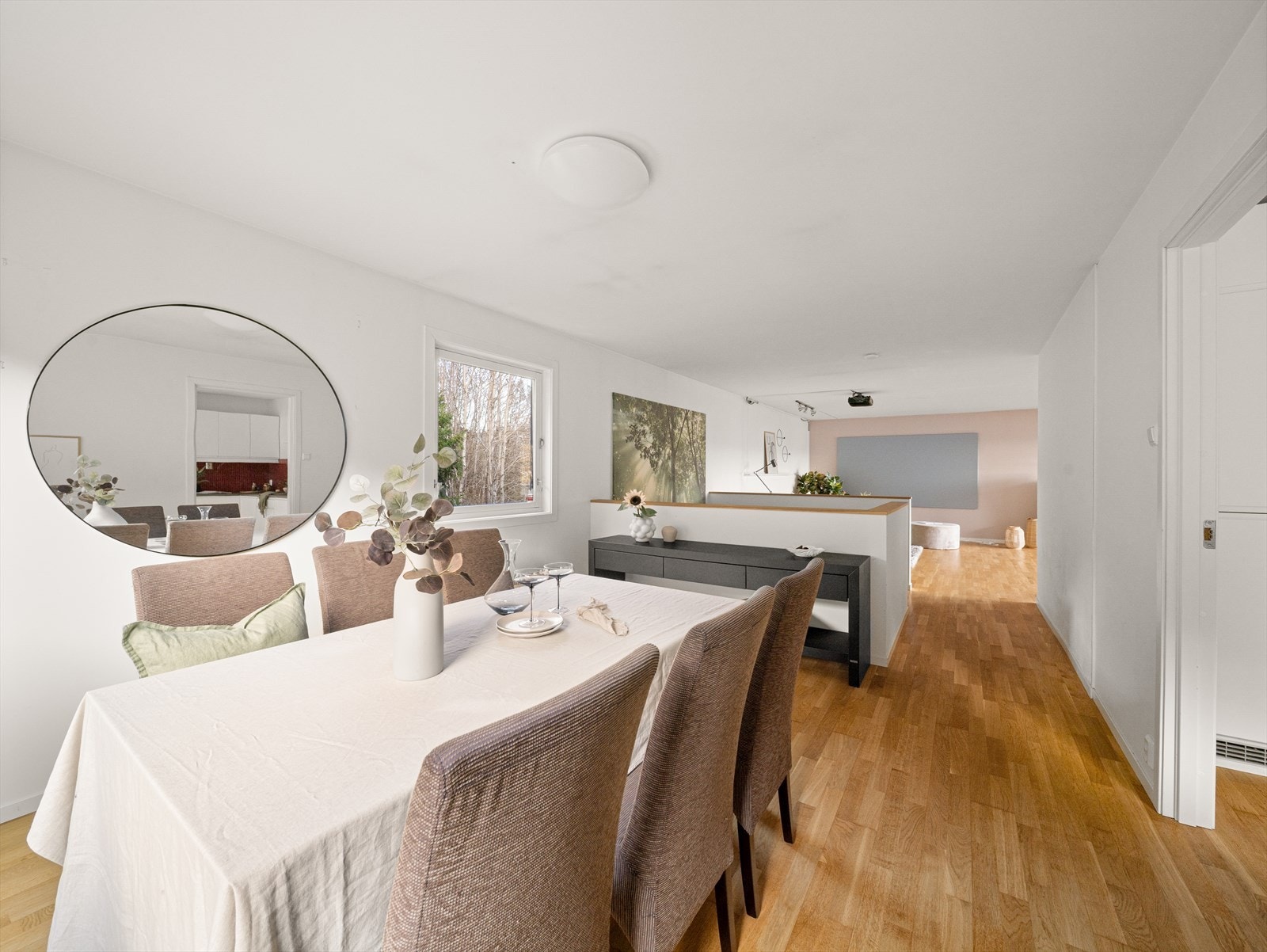 Spisestuen ligger litt til siden som en egen sone, trukket tilbake fra sofagruppen - et hyggelig sted å samle familie og venner. Galleribilde