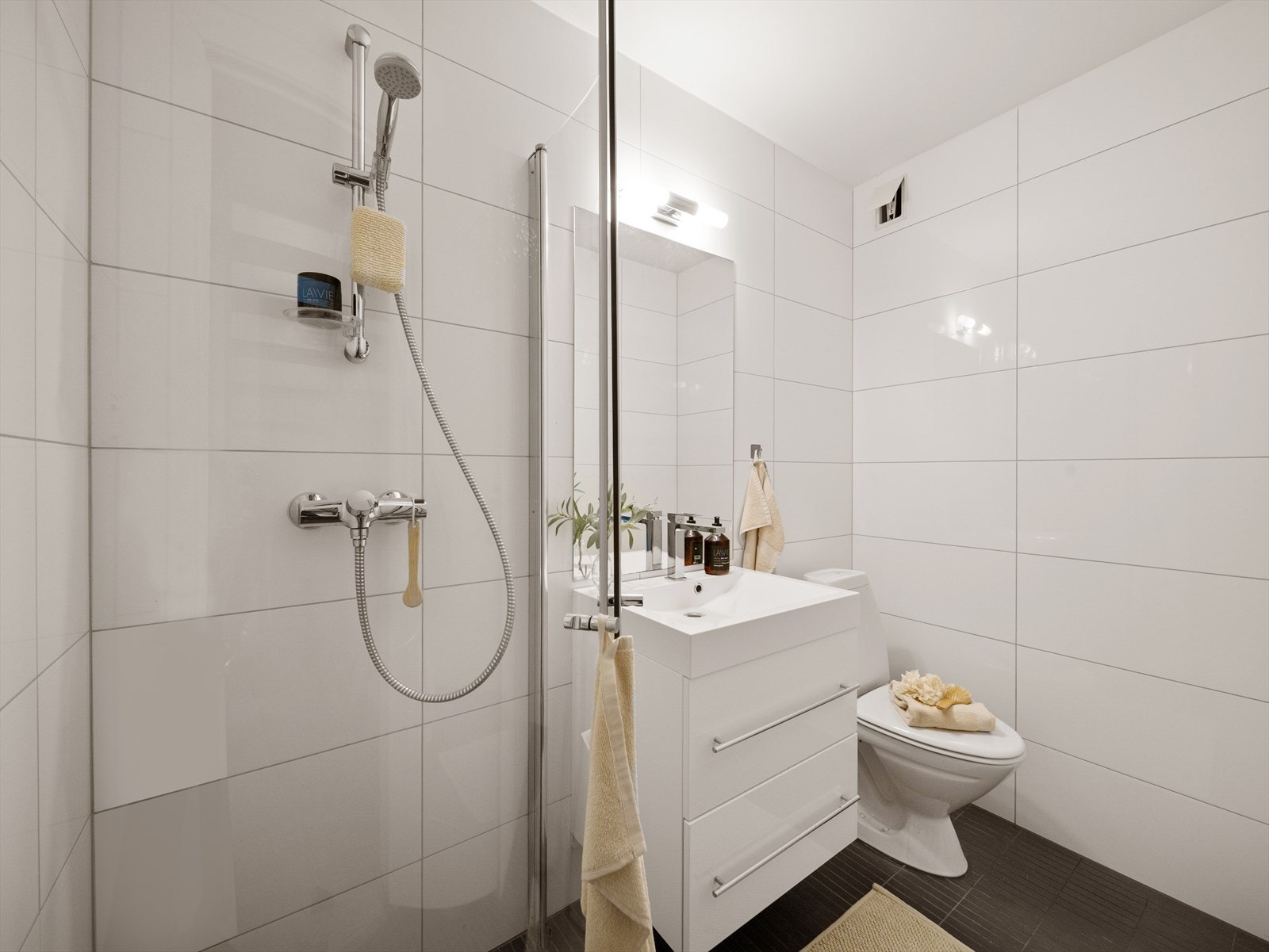 Det andre badet ligger også i 1. etasje og ble pusset opp i 2009 Galleribilde