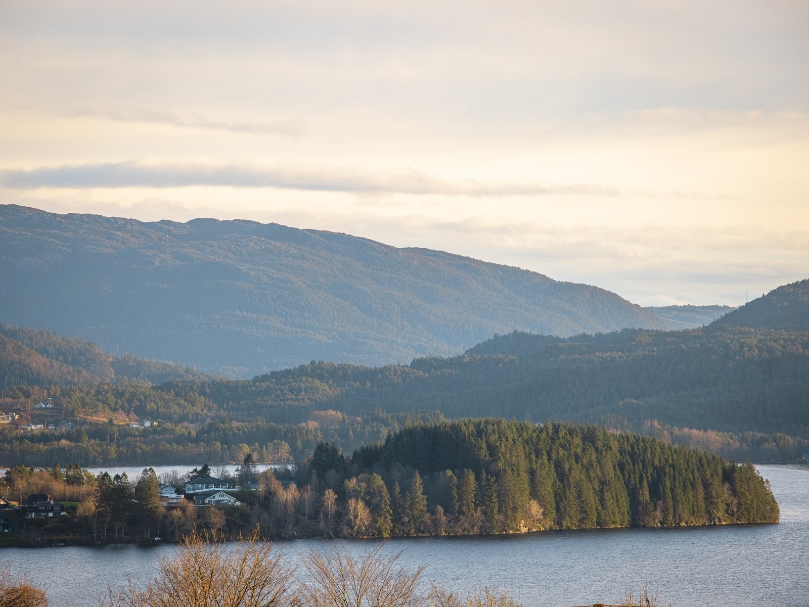 Fra eiendommen har man en nydelig utsikt over Kalandsvatnet Galleribilde