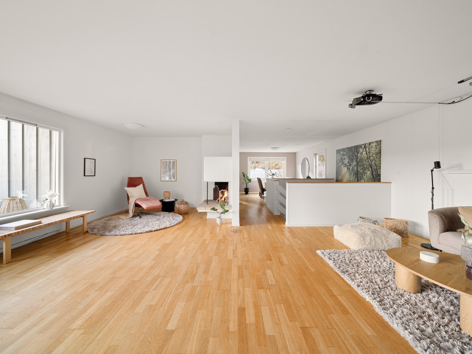 Stuen i toppetasjen er selve "hjertet" i boligen og måler hele 65 m² Galleribilde