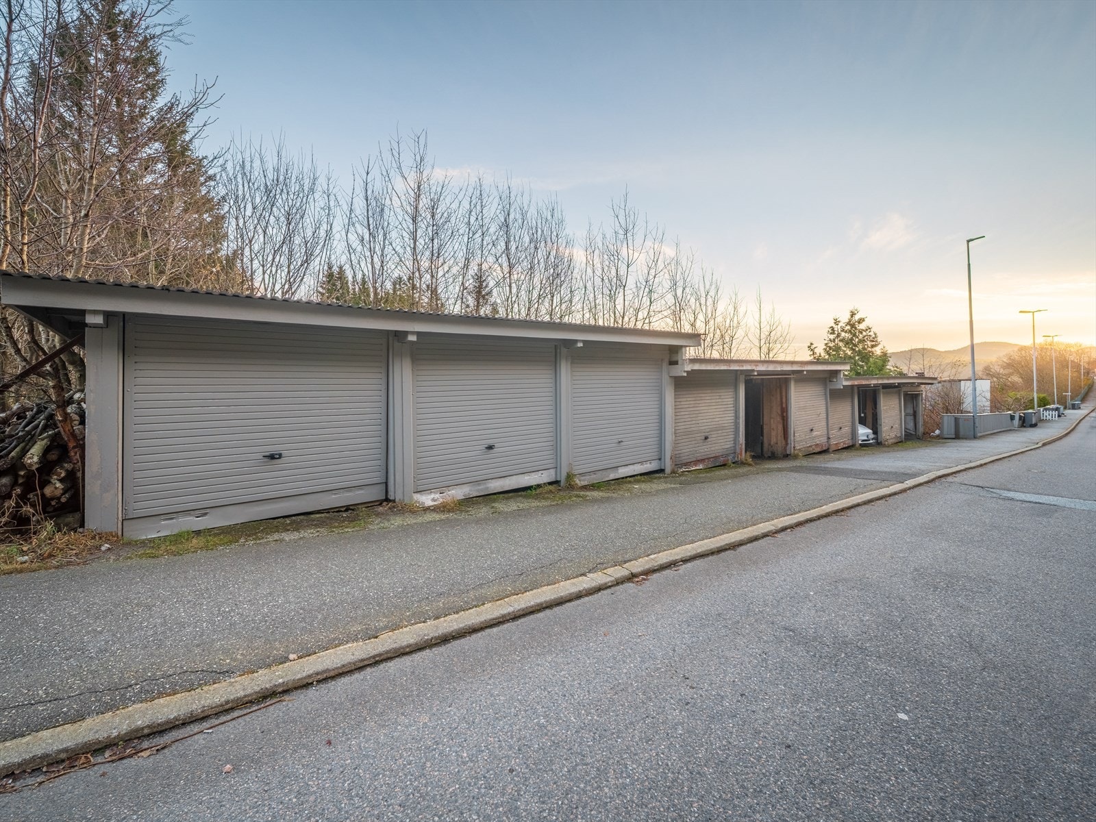 Tilhørende eiendommen medfølger det egen parkering i felles garasjerekke Galleribilde