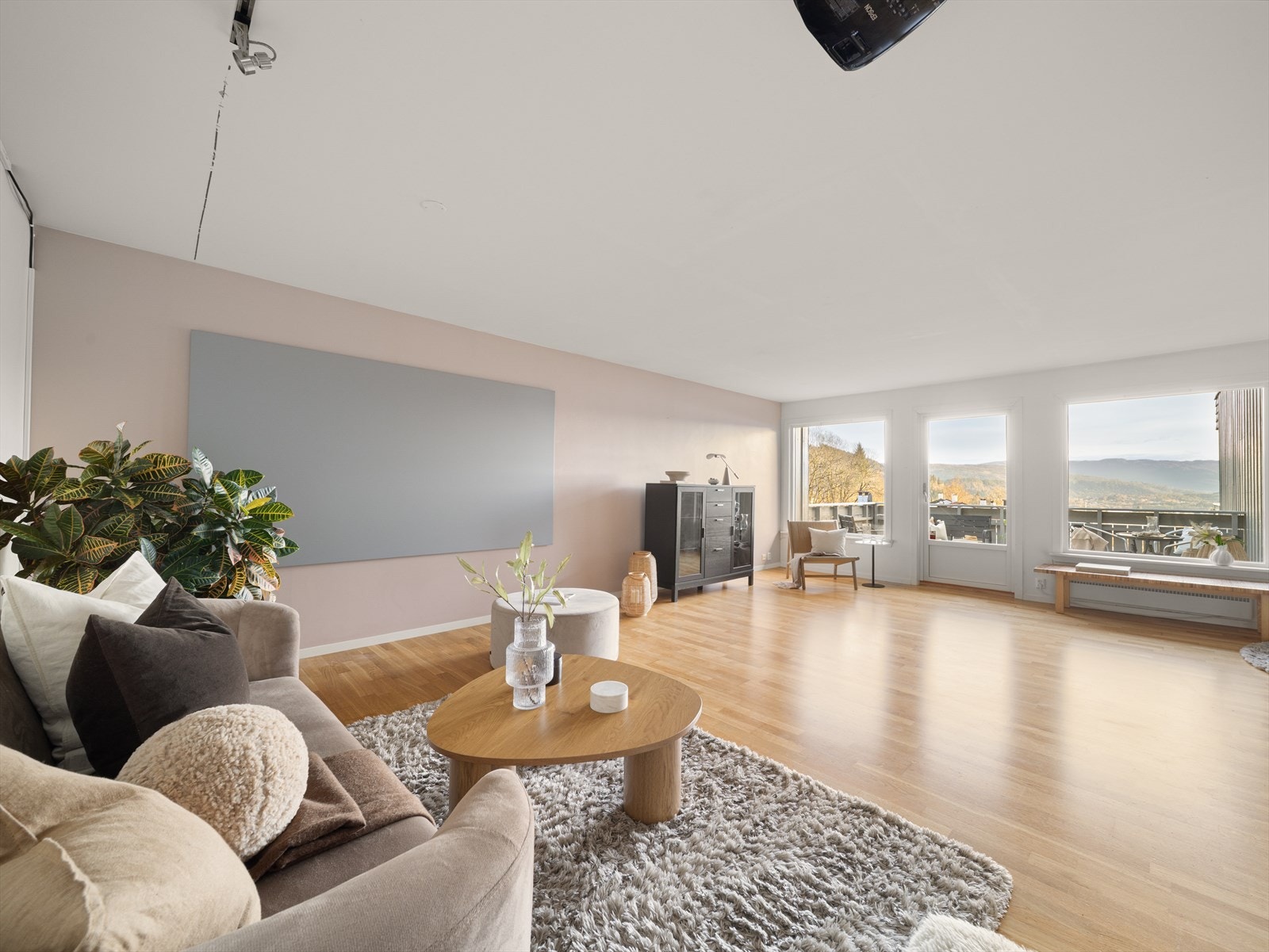 Rekkehuset går over tre etasjer og tilbyr en gjennomtenkt og svært innholdsrik planløsning som passer ypperlig for en barnefamilie. Galleribilde