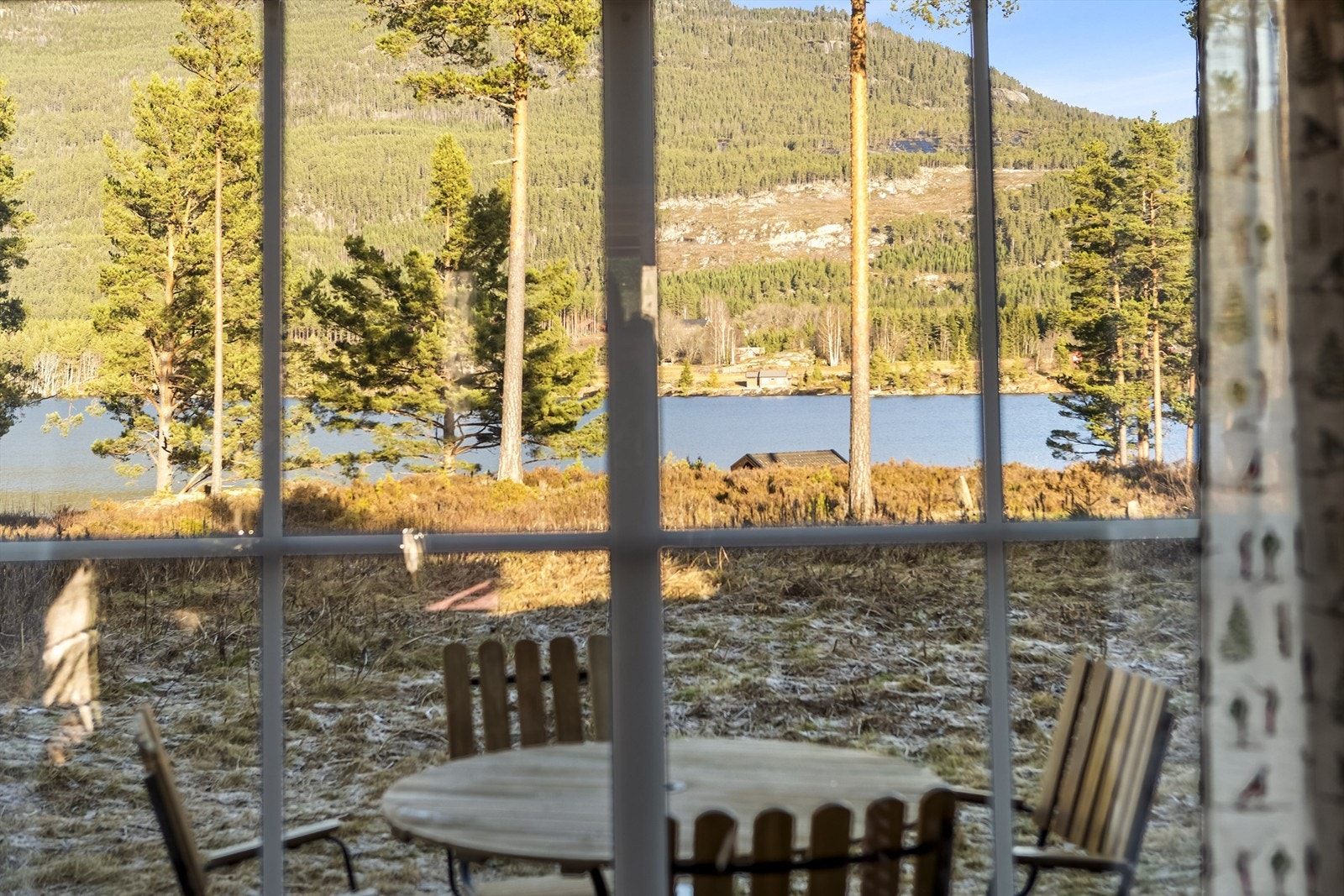 Fenomenal og uhindret utsikt til Mellomvatn og fjellkjedene Galleribilde