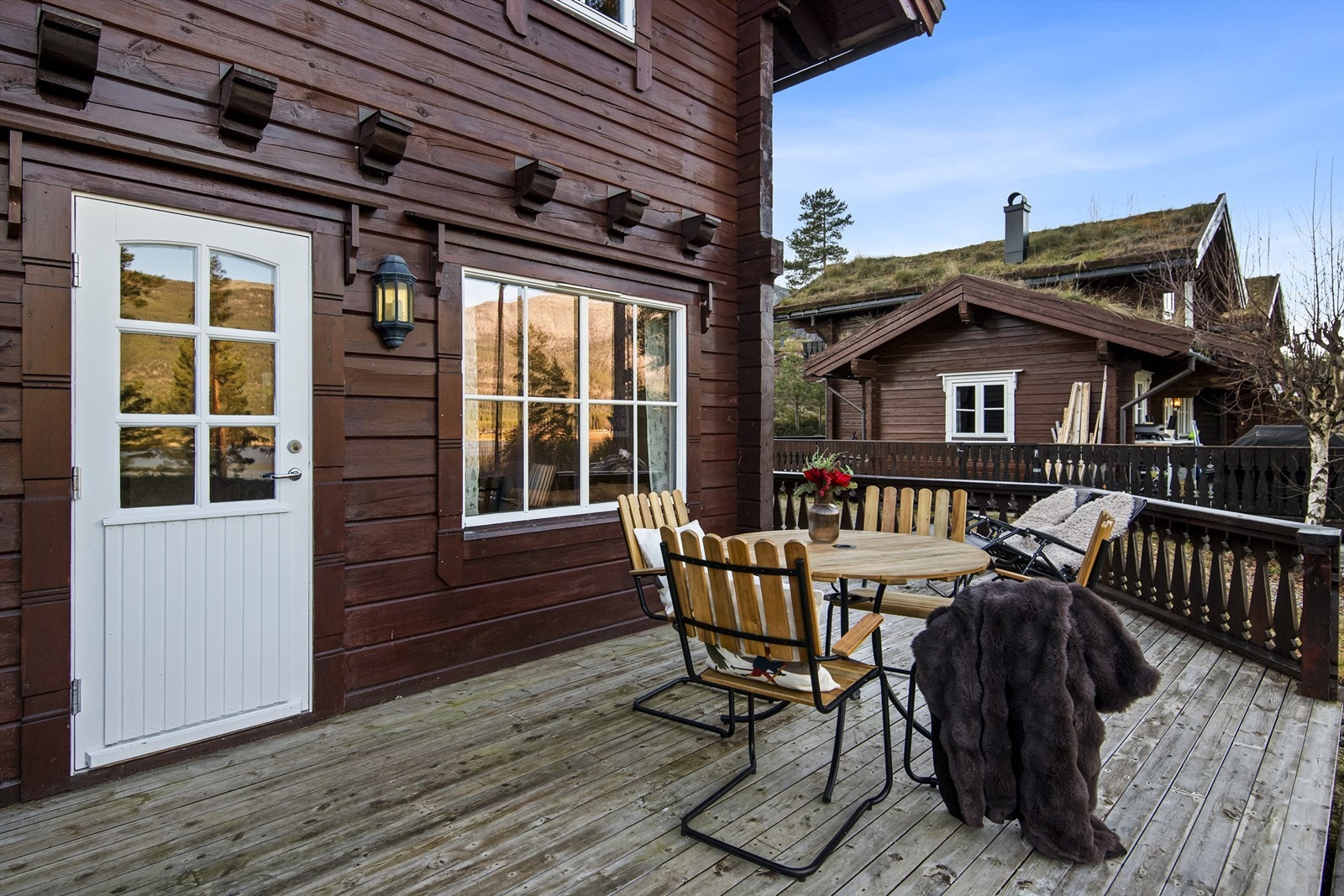 Terrassen strekker seg rundt 3 av hyttens yttervegger, slik at man alltids finner en lun, solrik plass Galleribilde