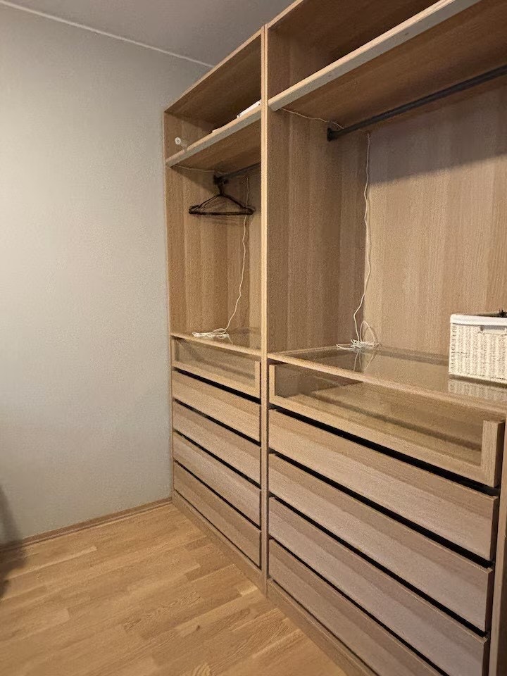 Soverom 1 er innredet med garderobeskap. Galleribilde