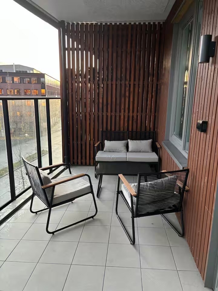 Fra stuen har man direkte tilgang til en sørvendt balkong. Galleribilde