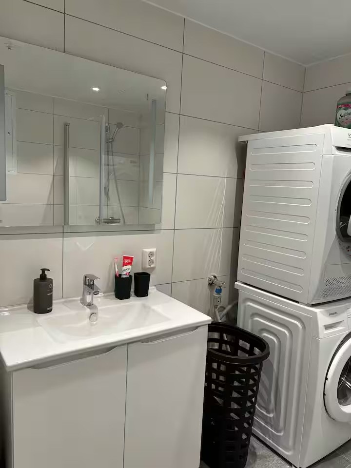 Badet er innredet med vaskemaskin og tørketrommel. Galleribilde