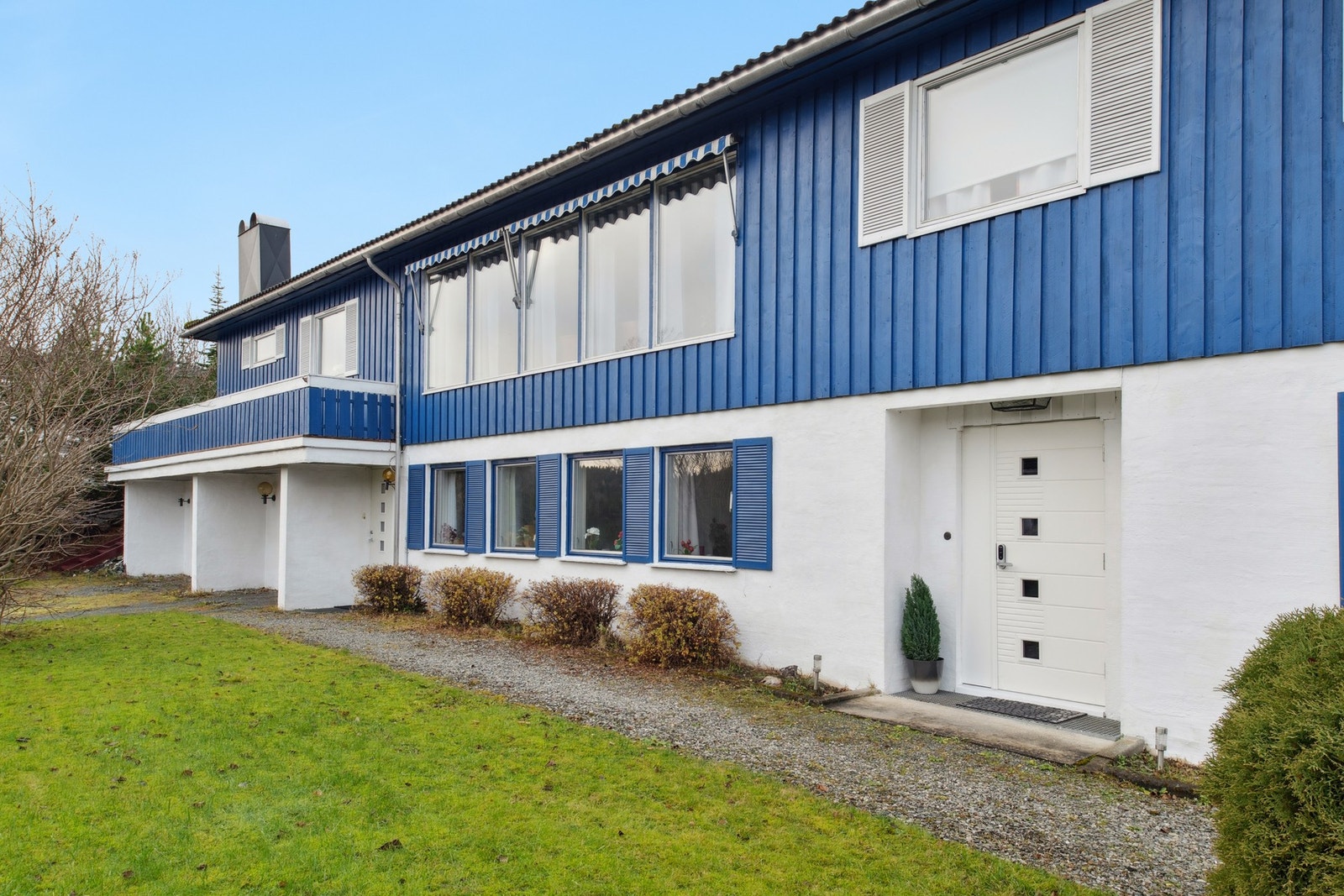 Kolsåsen 14 har en ettertraktet beliggenhet på Flatåsen. Boligen ligger fint og skjermet til i en blindgate i et svært familievennlig boligområde. Galleribilde