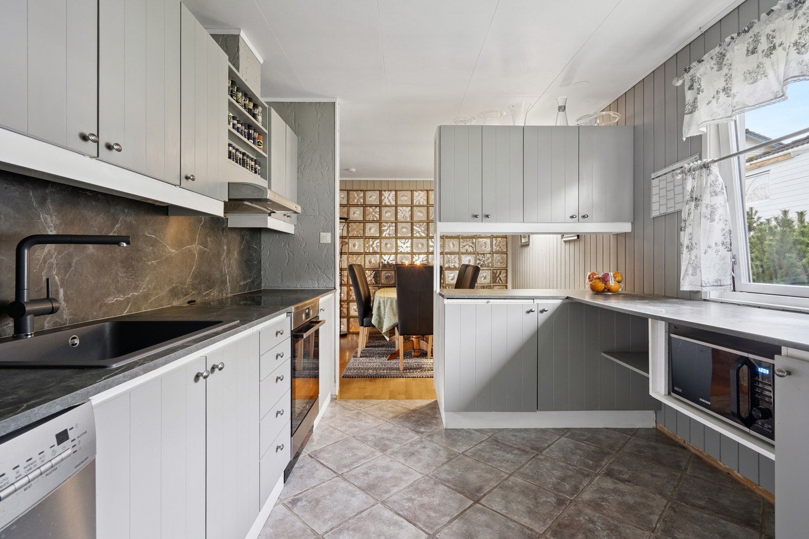 Kjøkkenet er vurdert til TG1 av takstmann, hvor benkeplate og kjøkkenvask er fra 2022. Galleribilde