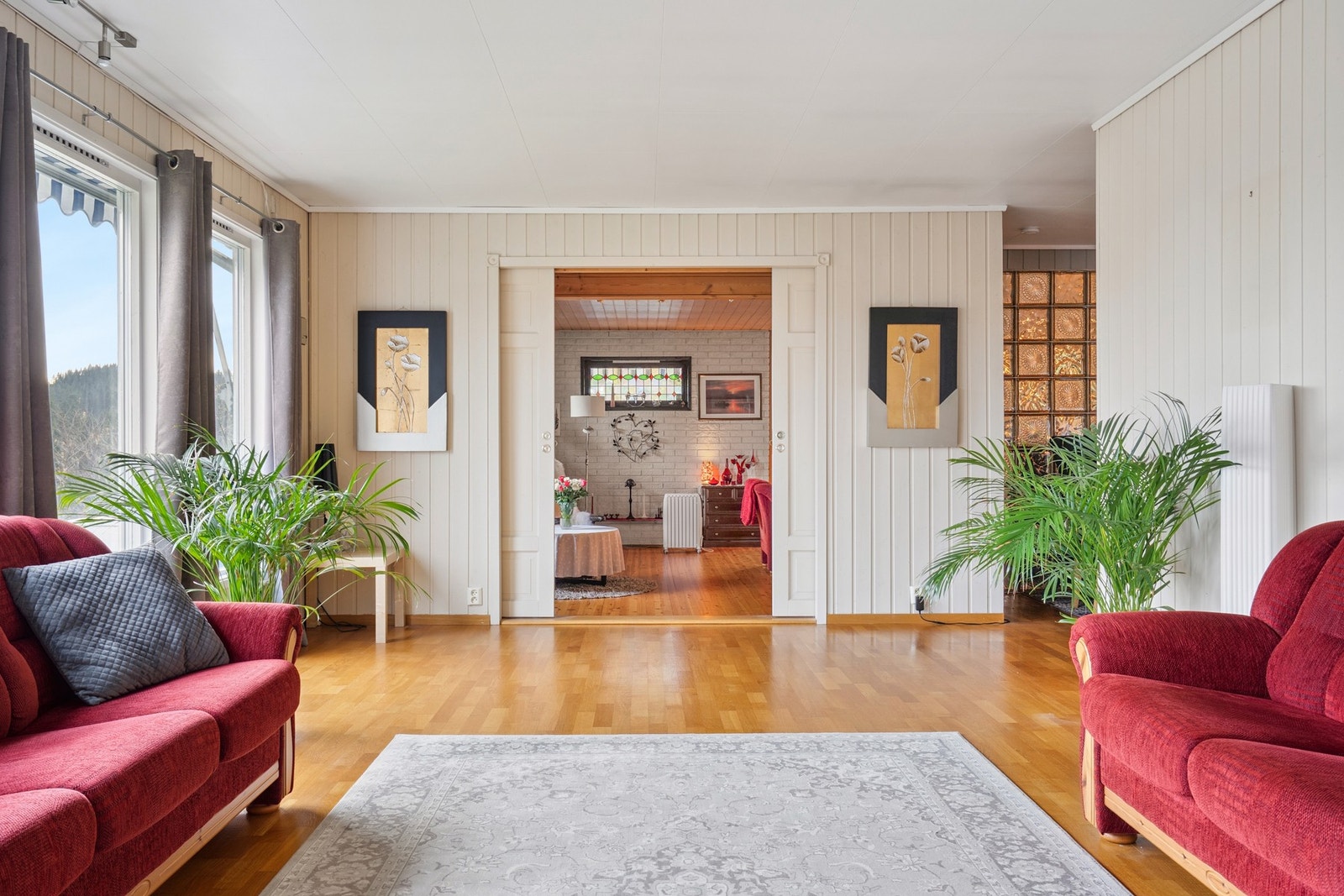 Praktisk romdeler mellom spisestue og stue med dobbel skyvedør-løsnig. Galleribilde