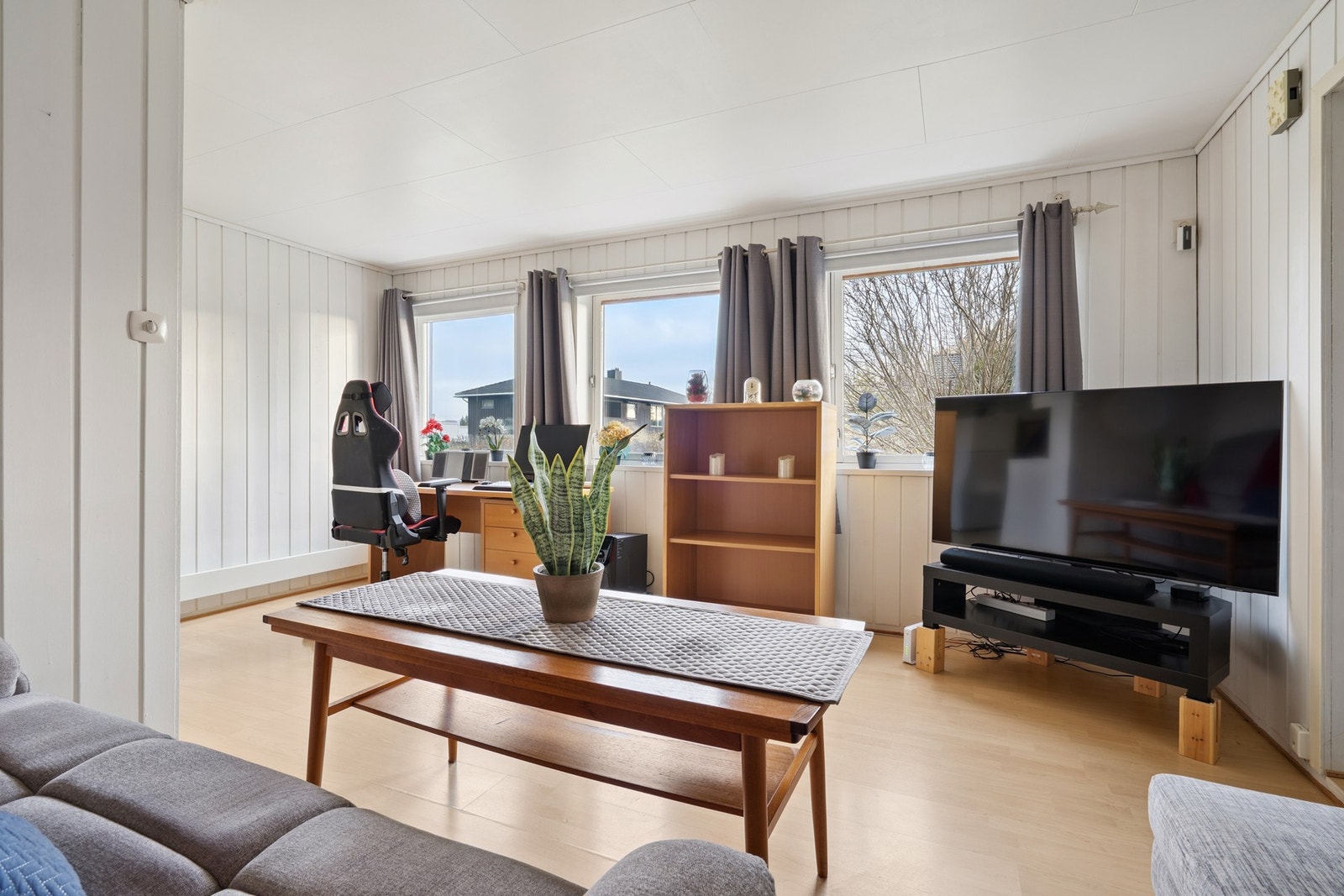 Kombinert stue og kjøkken i utleiedel på hele 22,4 kvm. Galleribilde