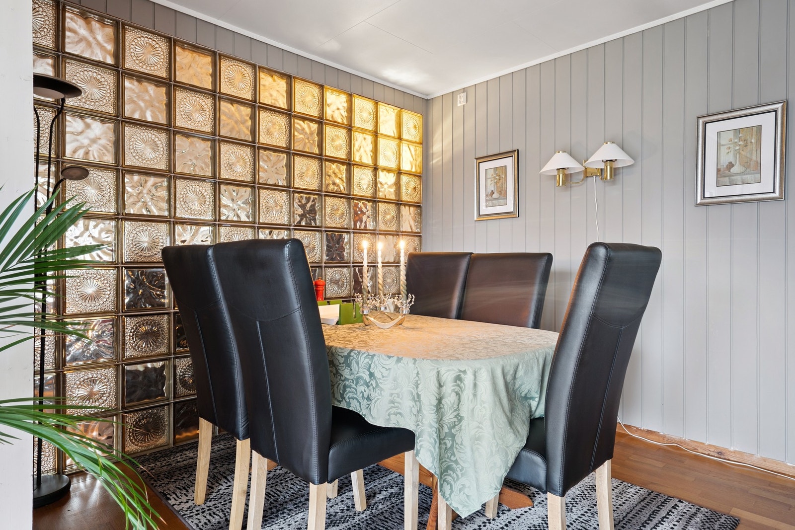 God plass til langbord for å samle hele familien. Galleribilde