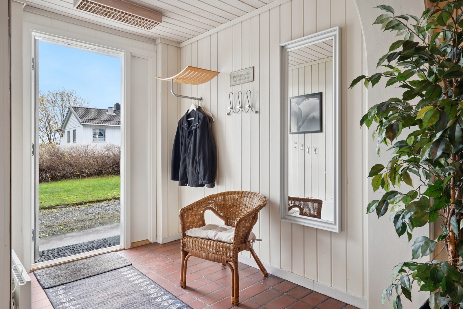Innbydende entrè til hoveddelen i huset, med god plass til oppbevaring, samt oppheng av yttertøy. Galleribilde