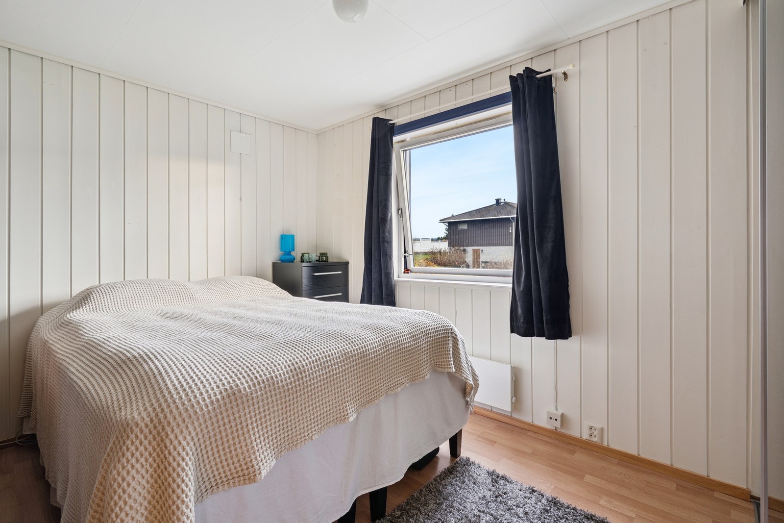 Romslig soverom i sokkeletasje på 10,3 kvm, med god plass til dobbeltseng og garderobeløsninger. Galleribilde