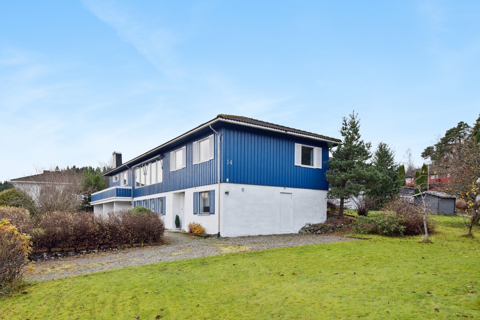 Eiendommen har en pen opparbeidet hage med rikelig av plass til lek og morro. Galleribilde