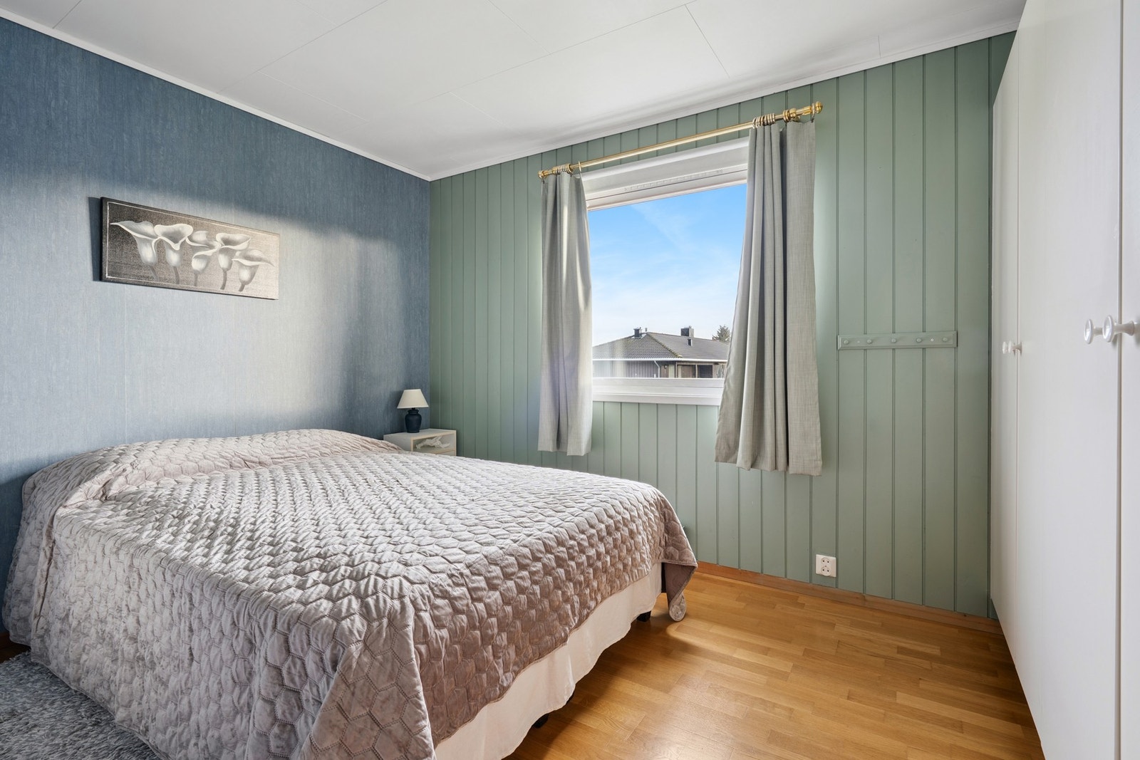 Romslig soverom i 1.etasje på hele 11 kvm, god plass til dobbeltseng og garderobeløsninger. Galleribilde