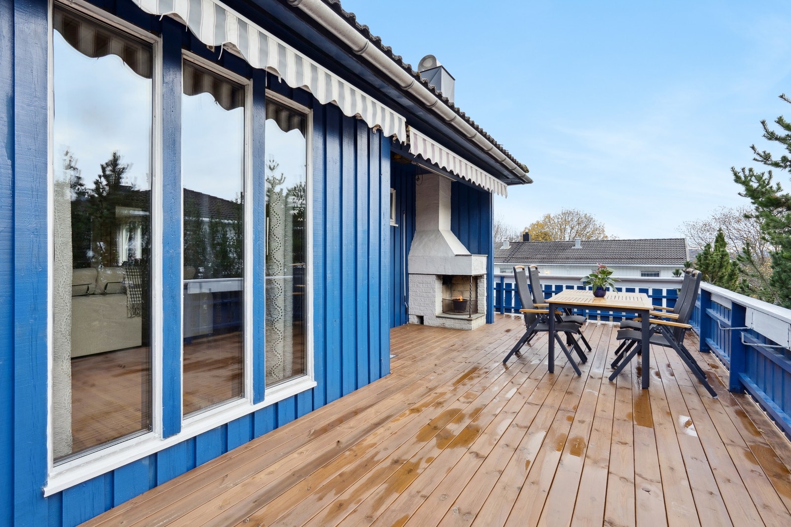 Den lune peisen i hjørnet gjør balkongen til et perfekt sted for hyggelige stunder med venner og familie. Galleribilde