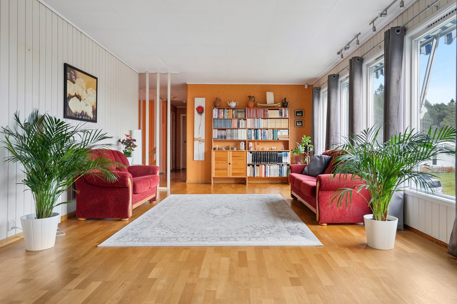 Boligen har store vindusflater som slipper inn rikelig med naturlig lys gjennom hele boligen. Galleribilde