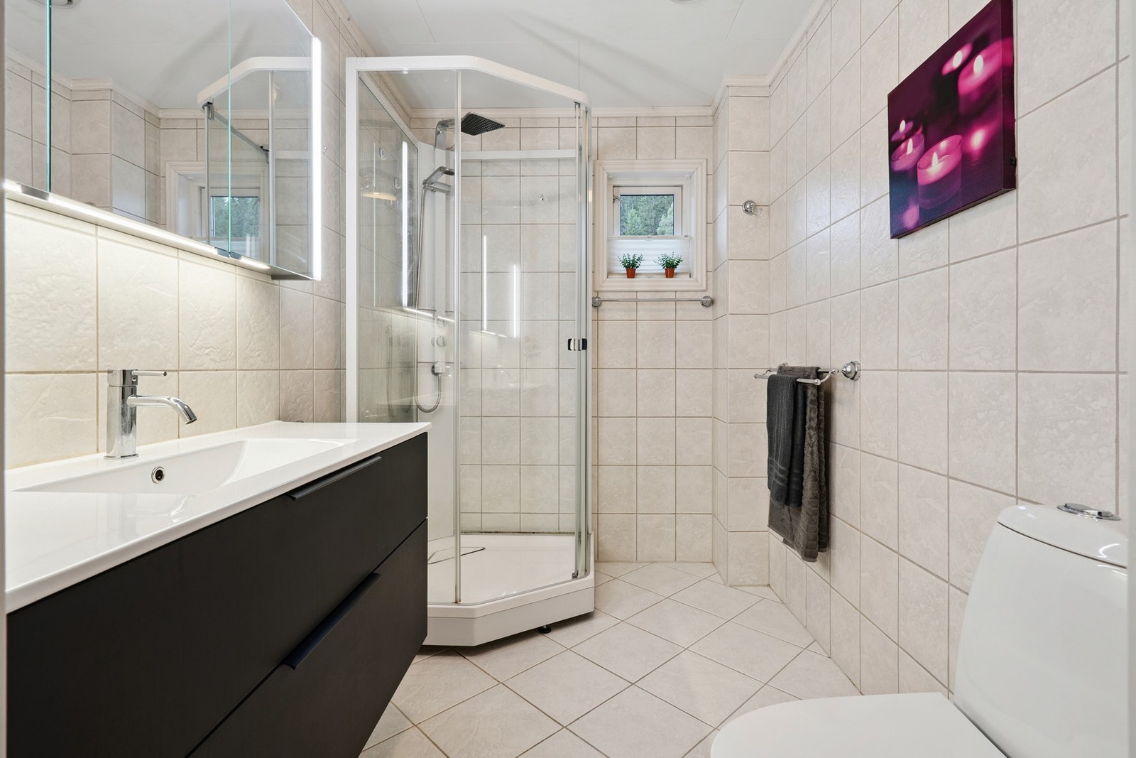 Pent flislagt bad i 1. etasje med behagelig gulvvarme. Galleribilde