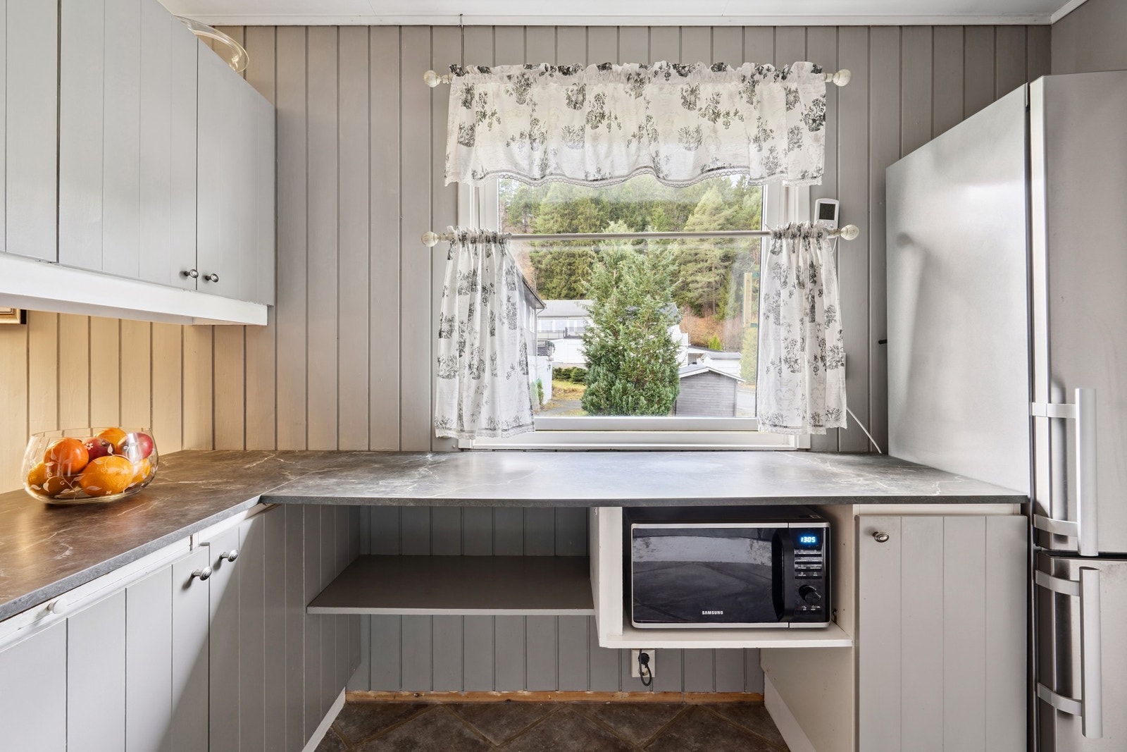 Praktisk kjøkken i 1. etasje med mye skap- og benkeplass. Galleribilde