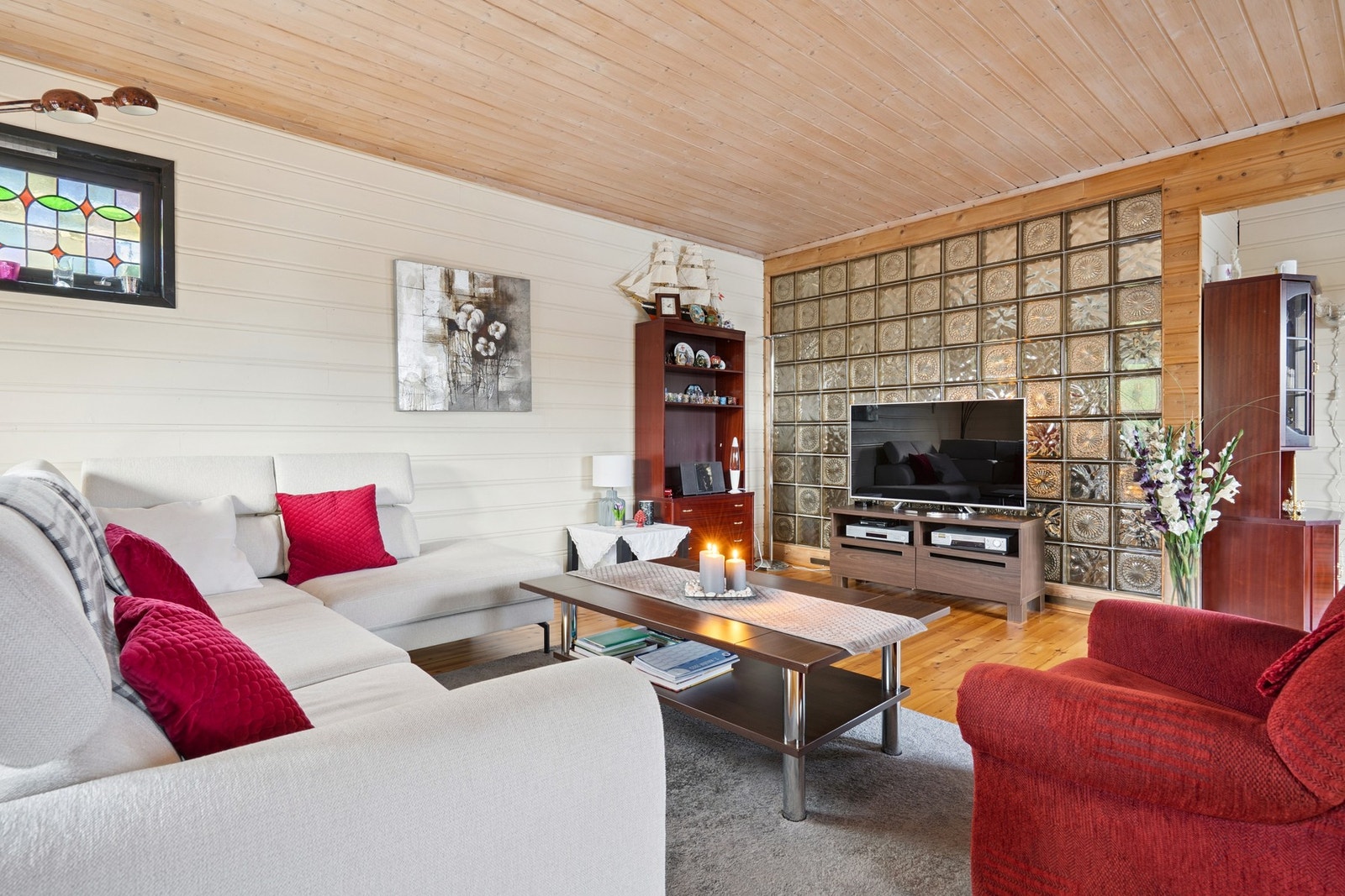 Stuen er på hele 43,2 kvm, mer enn stort nok for å samle både familie og venner. Galleribilde