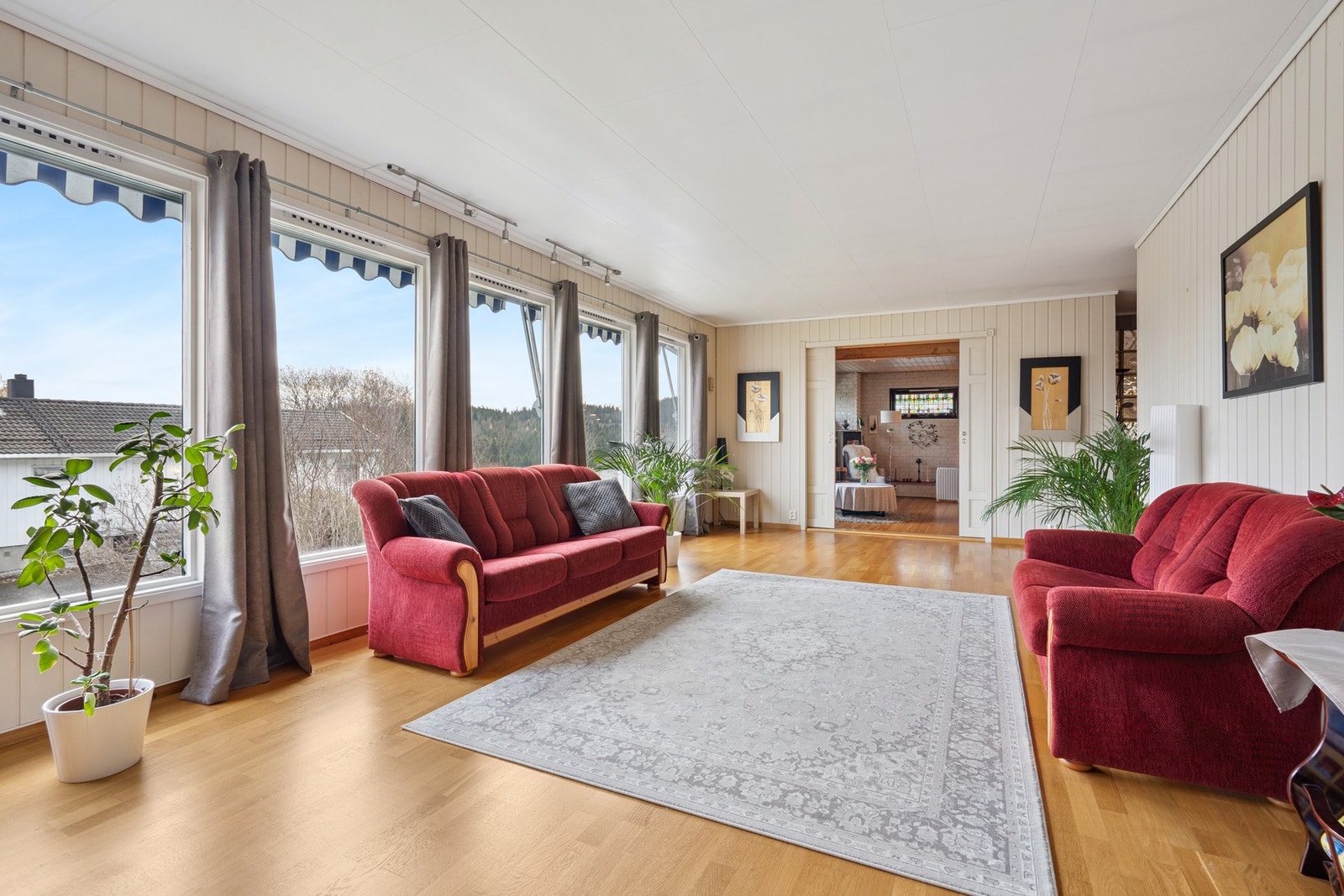 Kombinert spisestue og kjøkken i 1. etasje er på hele 44,9 kvm, som gjør det enkelt å møblere etter eget ønske. Galleribilde