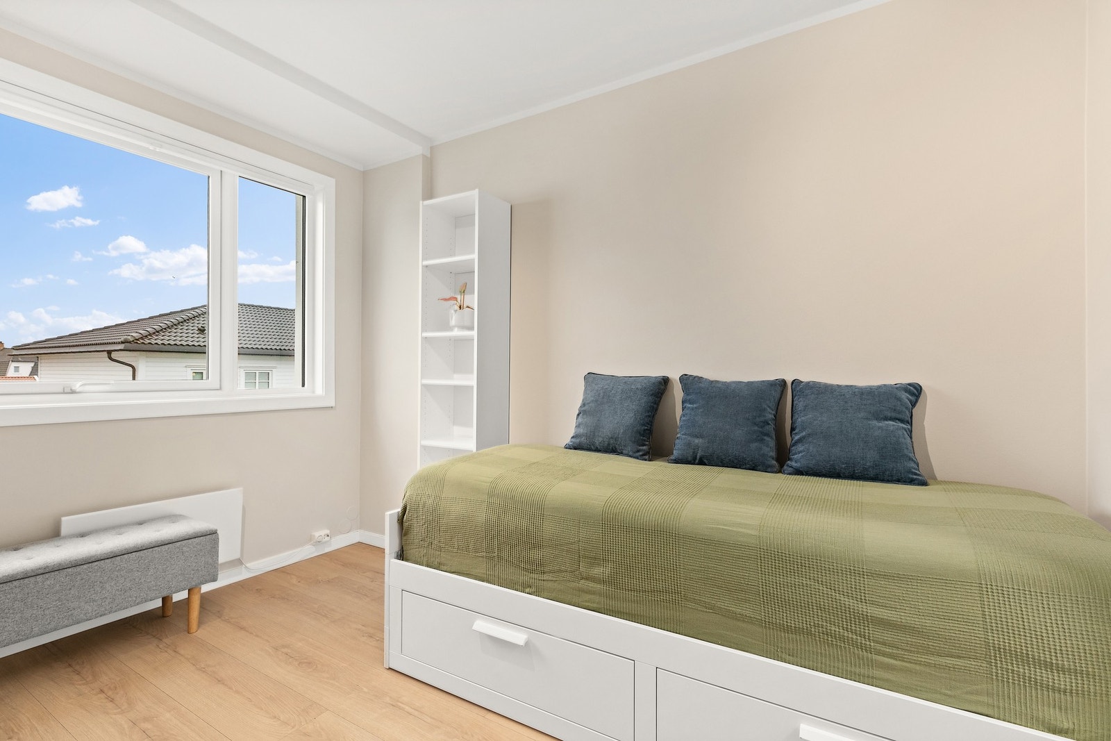 Boligen har store vindusflater, hvilket sørger for en lys og luftig atmosfære i boligen Galleribilde