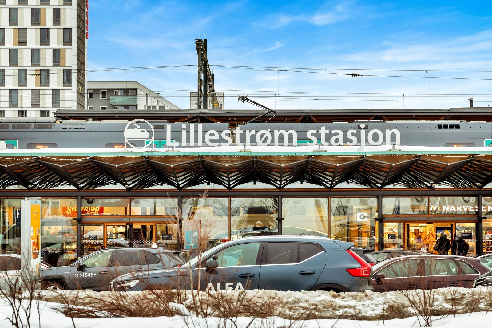 Fra boligen har du kort vei til et meget godt kollektivtilbud med både buss og tog som tar deg dit du ønsker Galleribilde