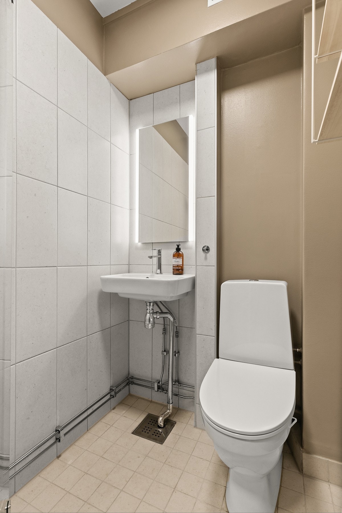 Lekkert delvis flislagt bad med varmekabler, oppgradert i 2024 Galleribilde