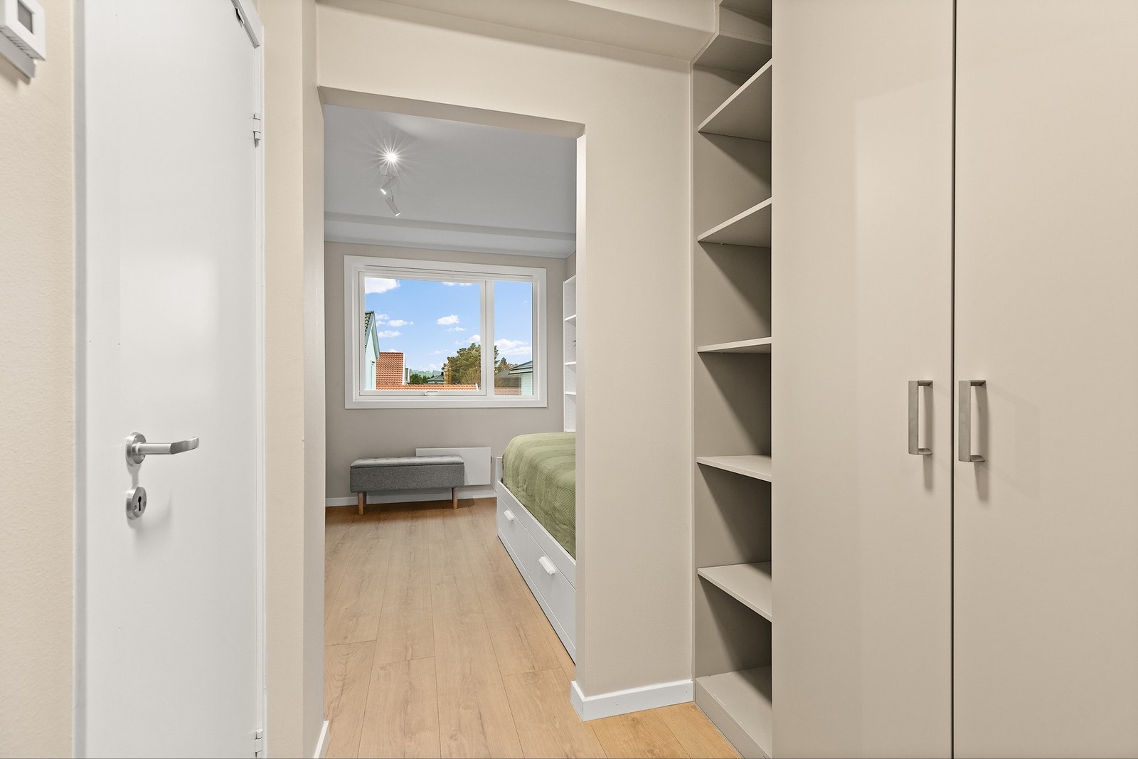 Meget hyggelig entre med god oppbevaringsplass i garderobeskap Galleribilde