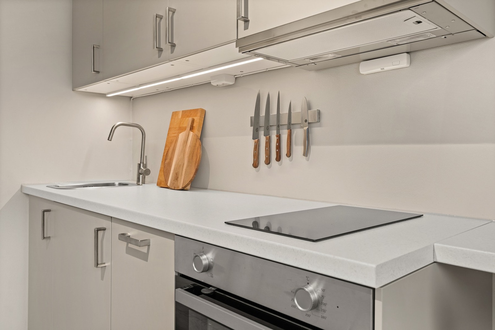 Nytt kjøkken fra 2024 med god skap- og benkeplass Galleribilde