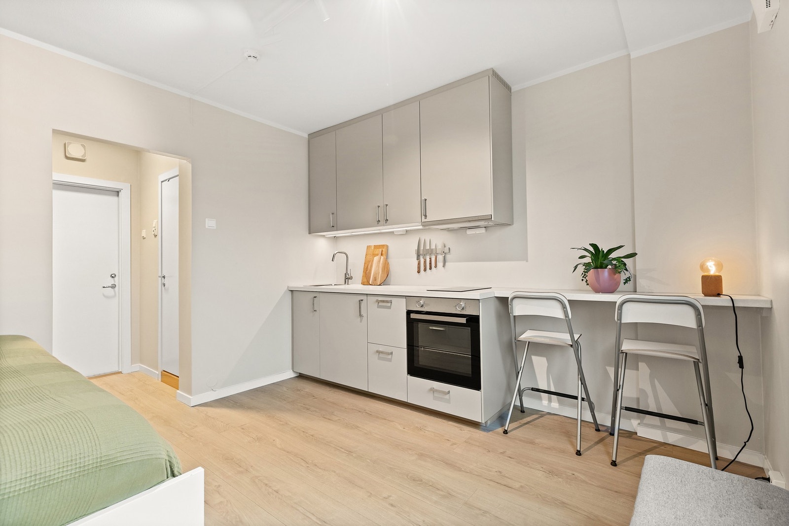 Dette er en meget pen og arealeffektiv 1-roms leilighet med supersentral beliggenhet, kun minutters gange unna Lillestrøm sentrum! Galleribilde