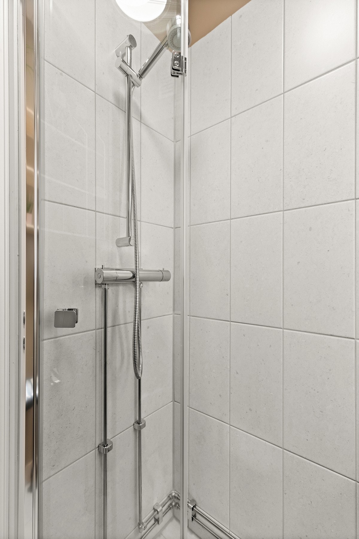 Dusjsone med innfellbare dusjdører av herdet glass Galleribilde