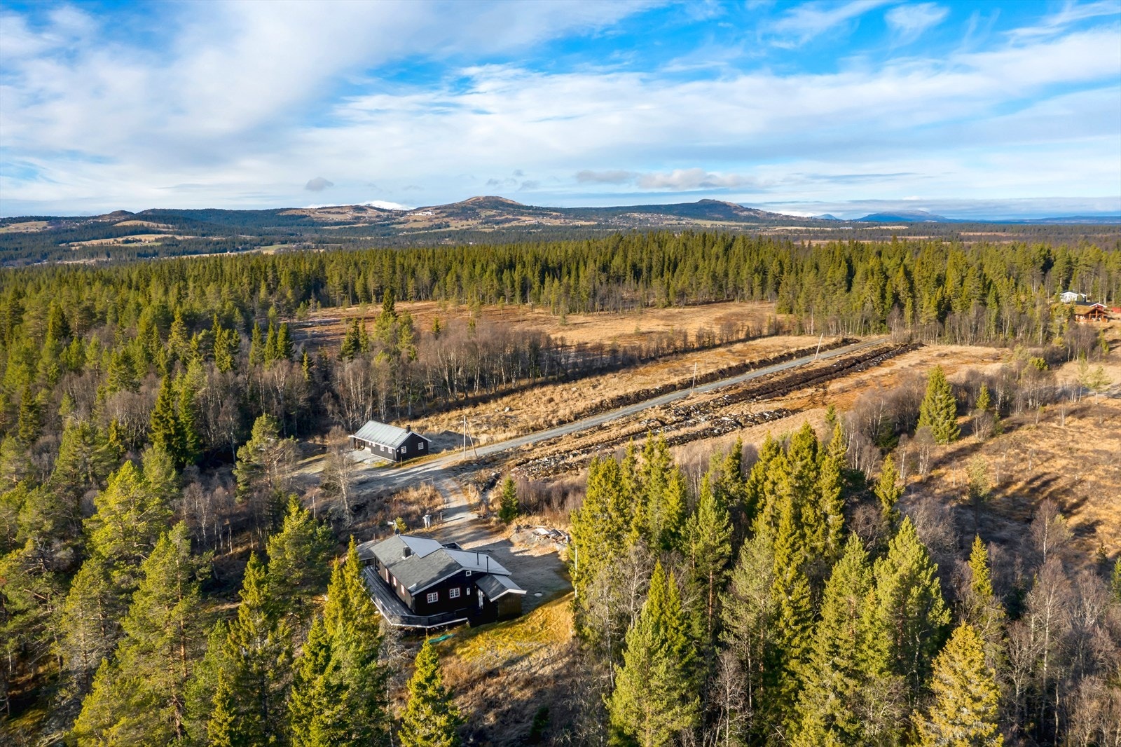 Eiendommen er beliggende på vakre Golsfjellet med et godt utvalg av tur- og aktivitetsmuligheter sommer som vinter. Galleribilde