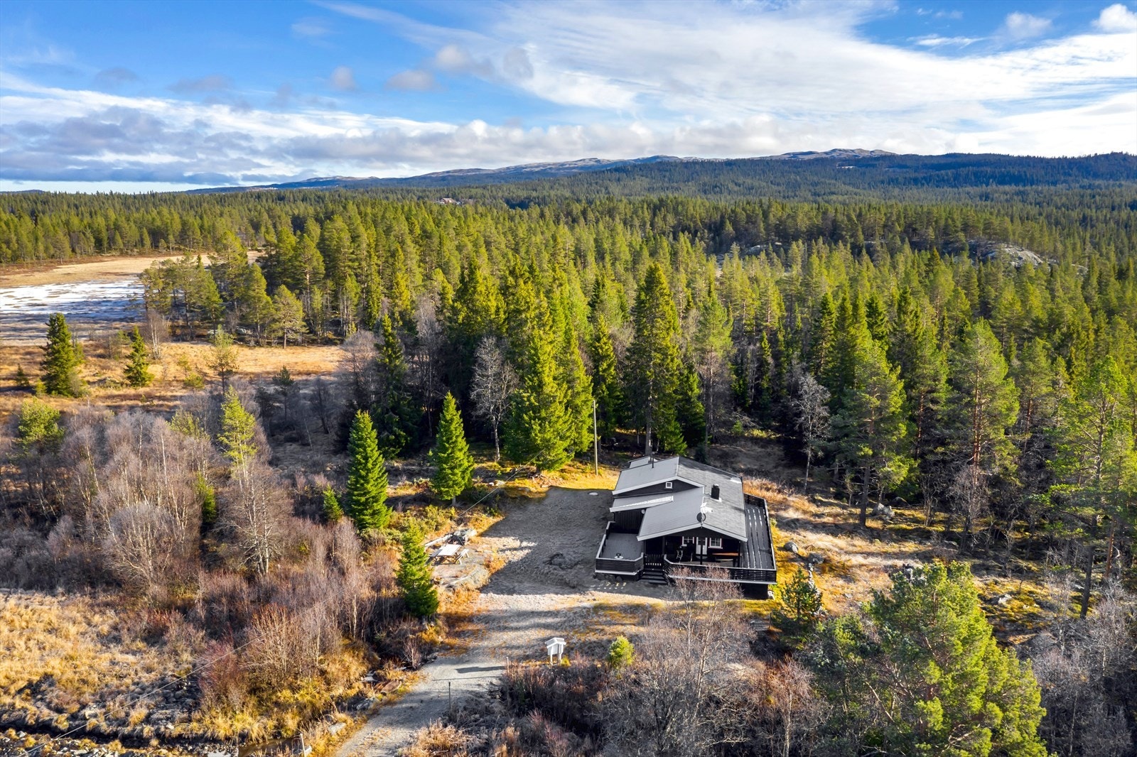 En hytte med skjermet og fredelig beliggenhet innerst i en blindvei. Galleribilde