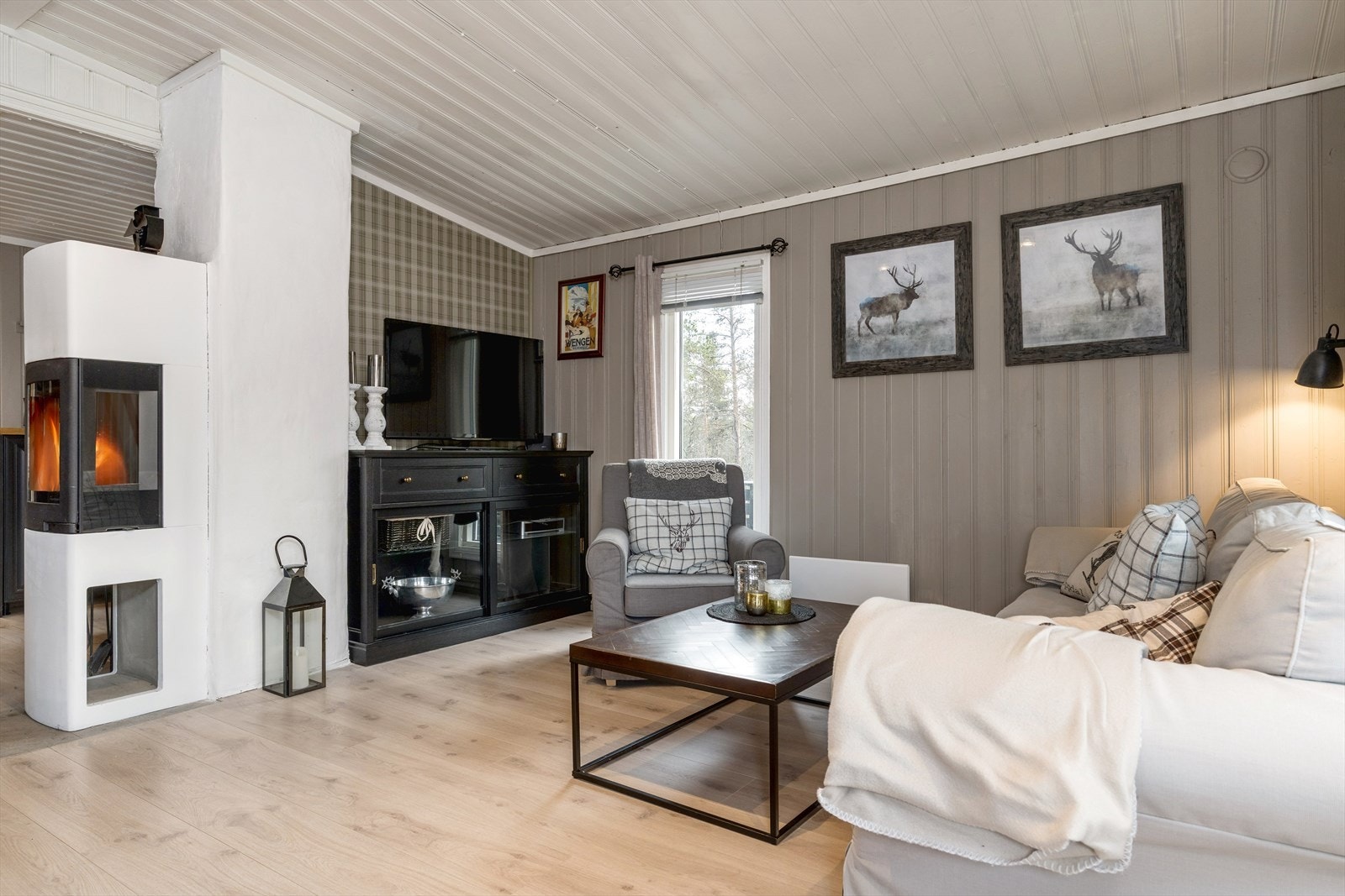 Flammene i peisen kan sees fra flere vinkler. Galleribilde