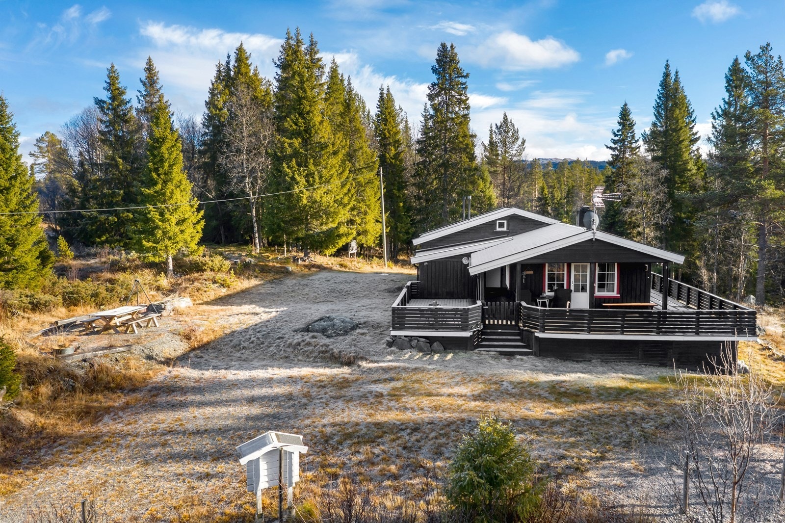 Tomten er på ca. 3 mål og er omkranset av skog og flott natur. Galleribilde