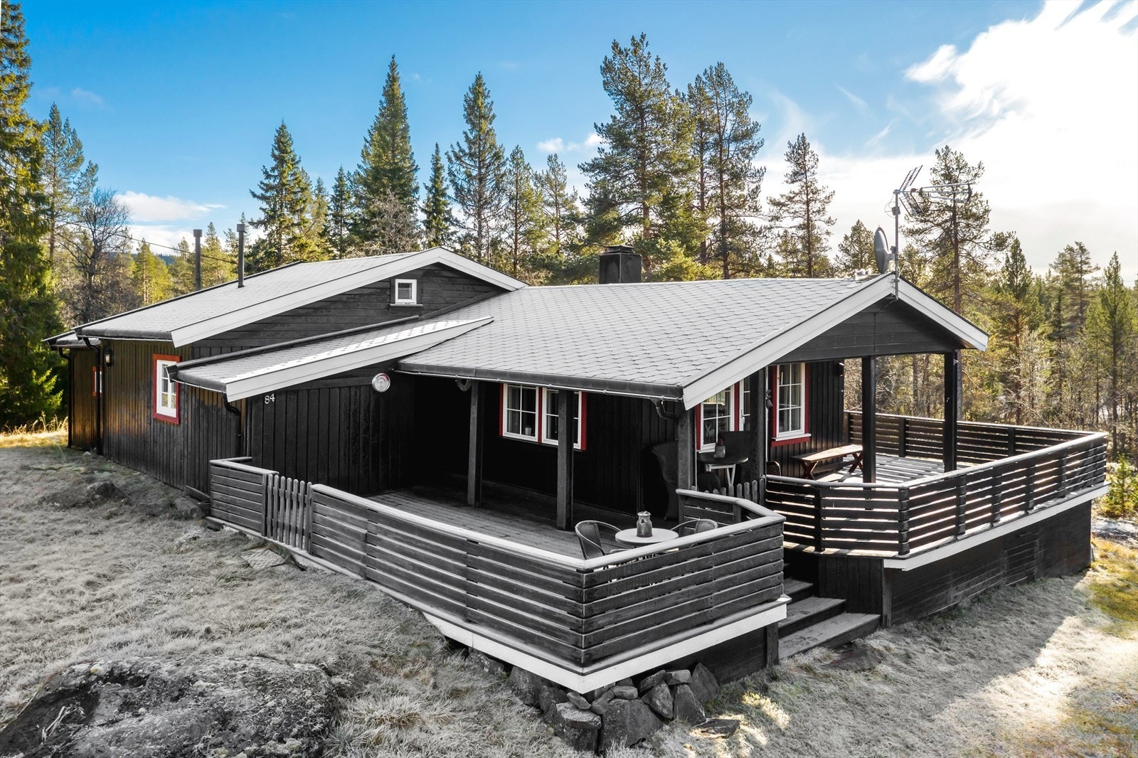 Hytta har to utvendige boder med god lagringsplass samt badstue. Galleribilde