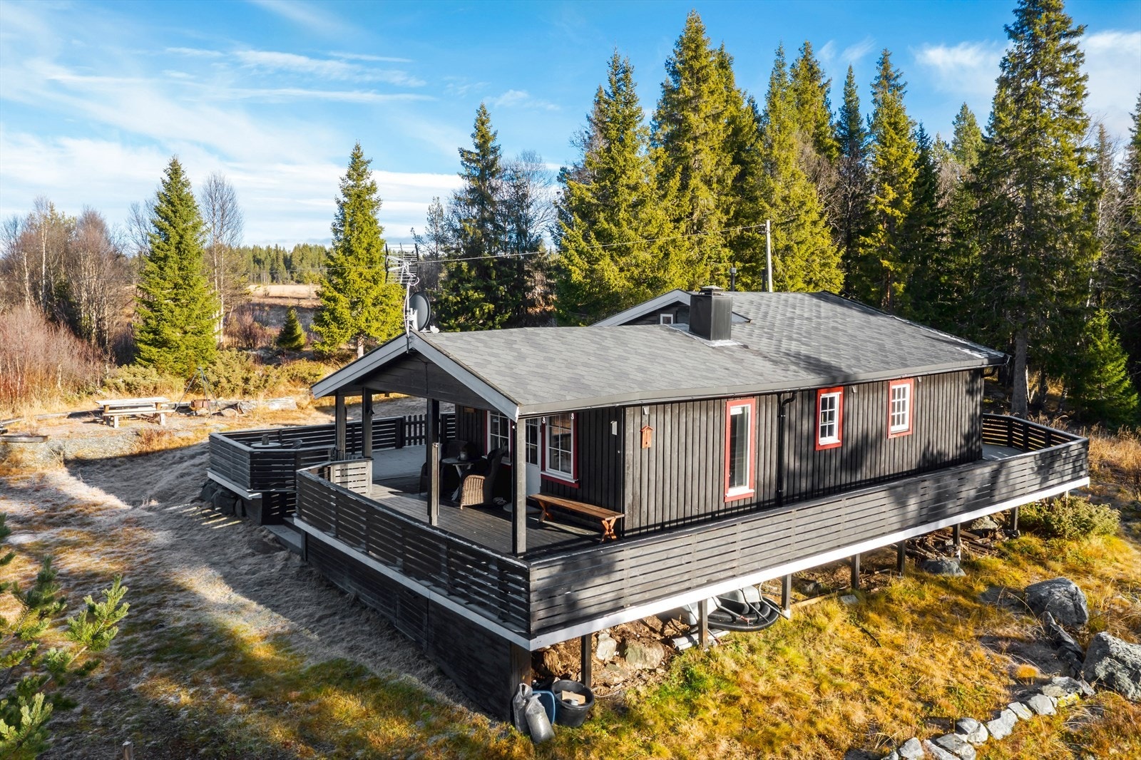 Fra hytta er det ca. 5 minutters gange ned til Øytjern hvor det er fint å fiske. Galleribilde