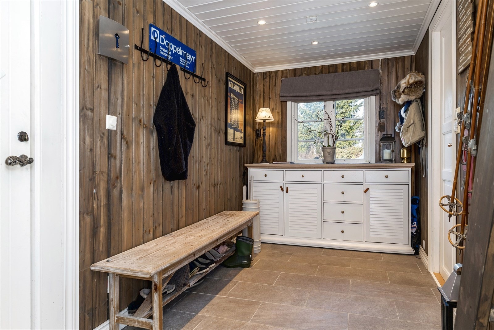 Gangen er romslig og med gode oppbevaringsmuligheter. Galleribilde