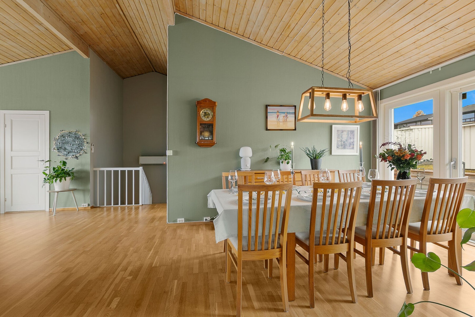 Romslig stue i åpen løsning til spisestue. Galleribilde