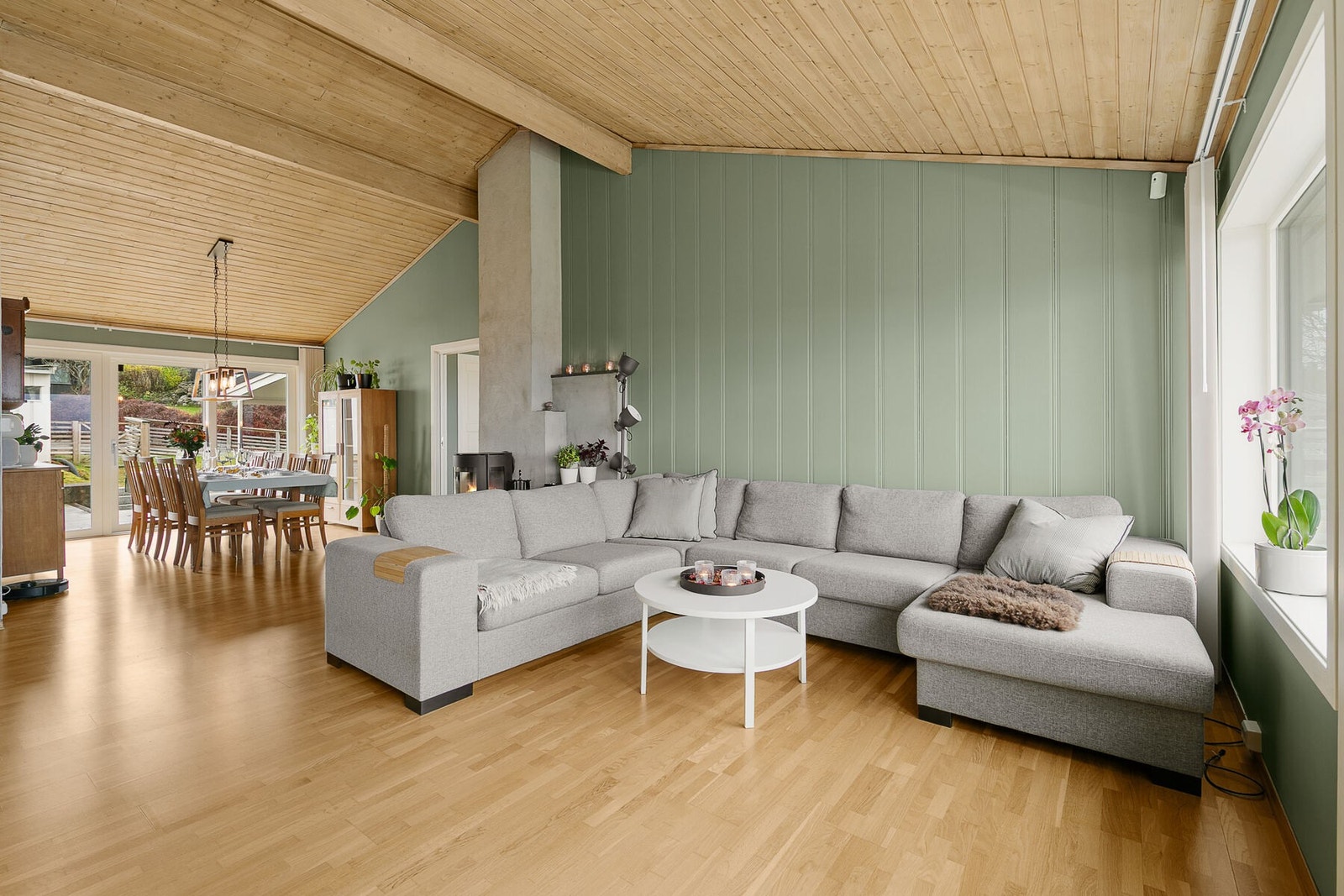 Boligen har herlig takhøyde og vindusflater i begge ender som gir en fantastisk romfølelse. Galleribilde