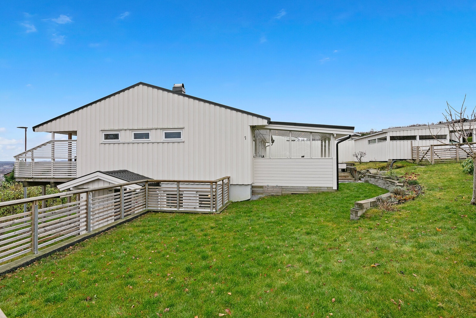 Den østvendte balkongen til venstre i bildet ble byttet i sin helhet i 2021. Terrassen mot vest fikk et oppløft i 22/23. Galleribilde