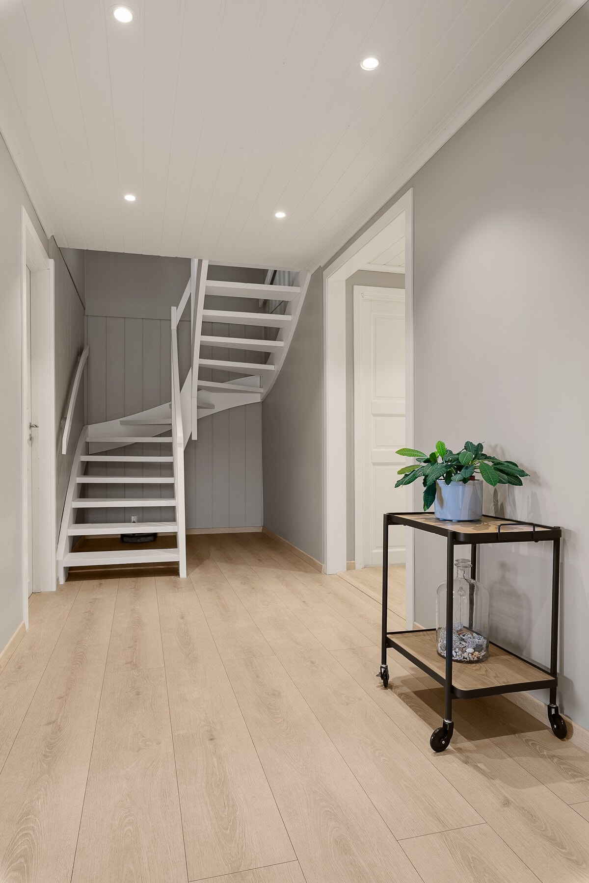 Dagens eier har pusset opp underetasjen, og gitt etasjen et moderne uttrykk. Laminatgulvet i underetasjen er lagt med lamiflex gulvvarme. Galleribilde