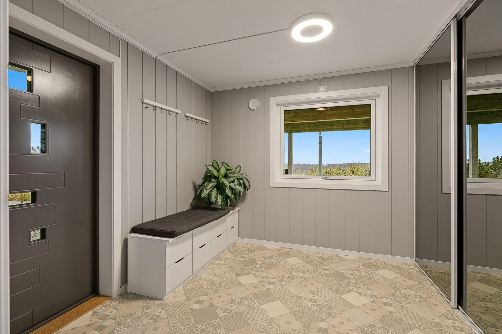 Romslig entré med god plass til å henge fra seg yttertøyet. Galleribilde