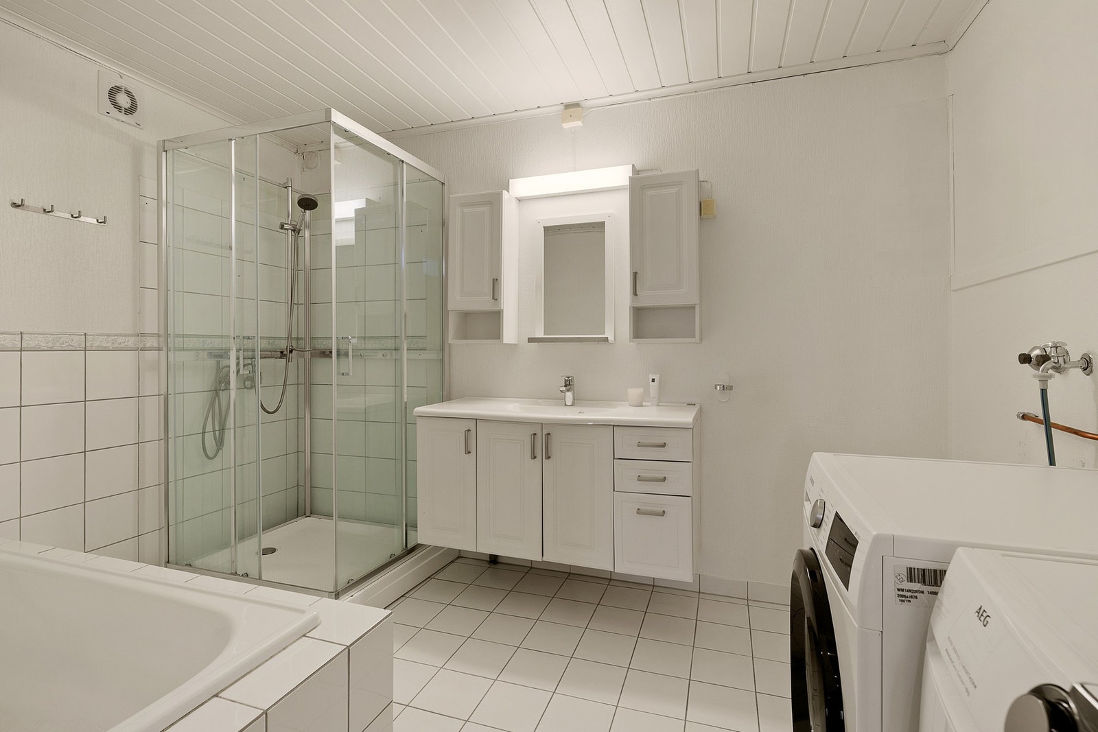 Romslig bad i underetasjen med oppussingsbehov, men stort potensial. Galleribilde