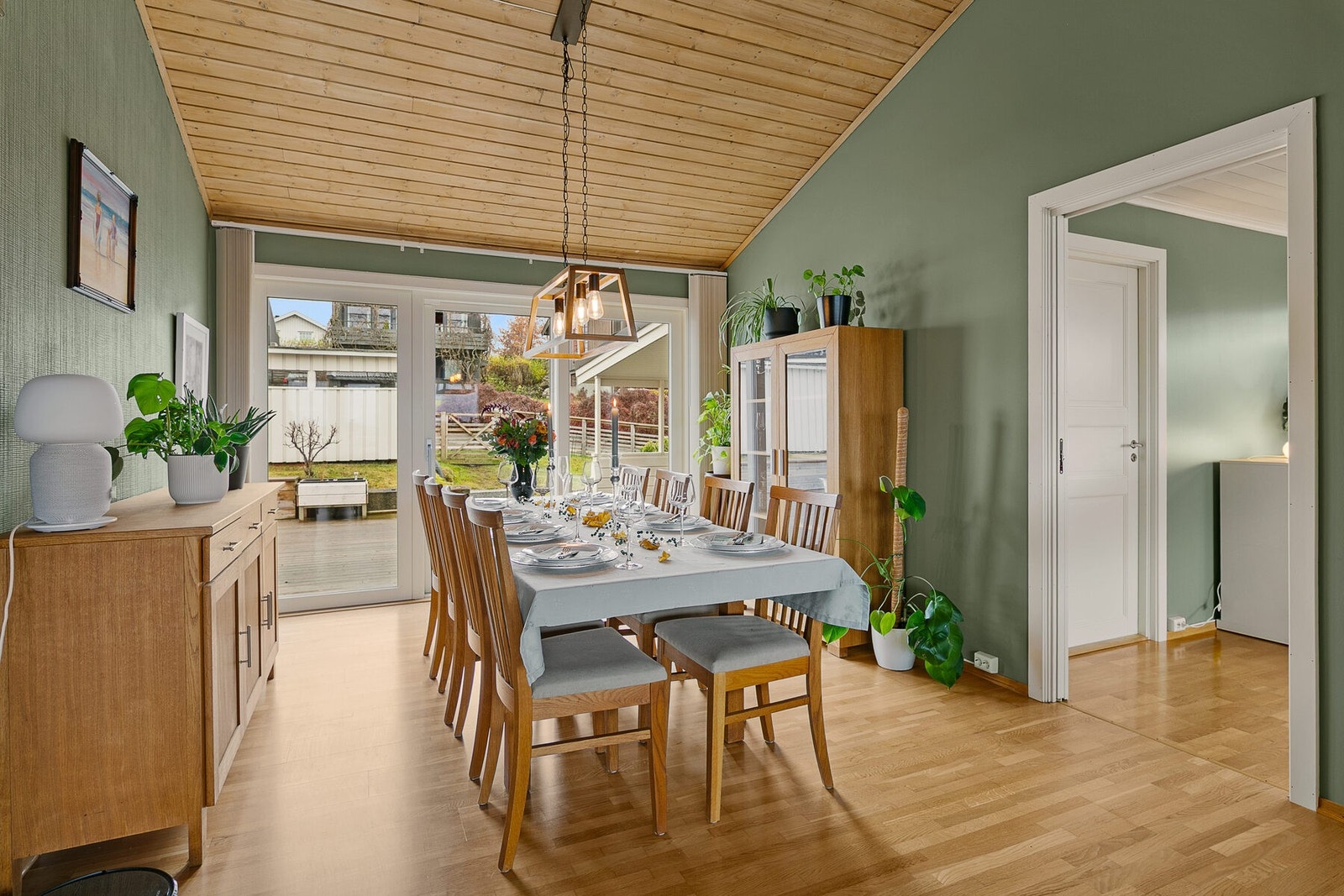 Spisestua har god plass til gjester. Døren til høyre fører til tilbygget fra 80-tallet. Galleribilde