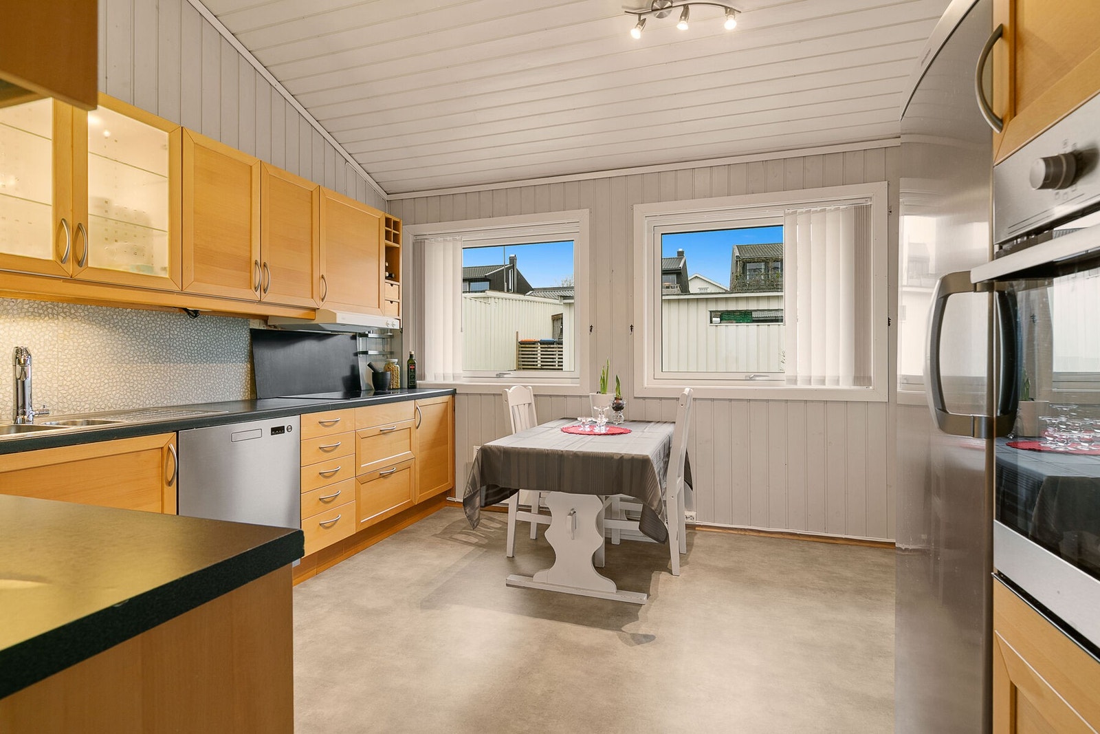 Kjøkkenet fikk nytt gulvbelegg i 2022, samt noen nye hvitevarer i 2024. Galleribilde